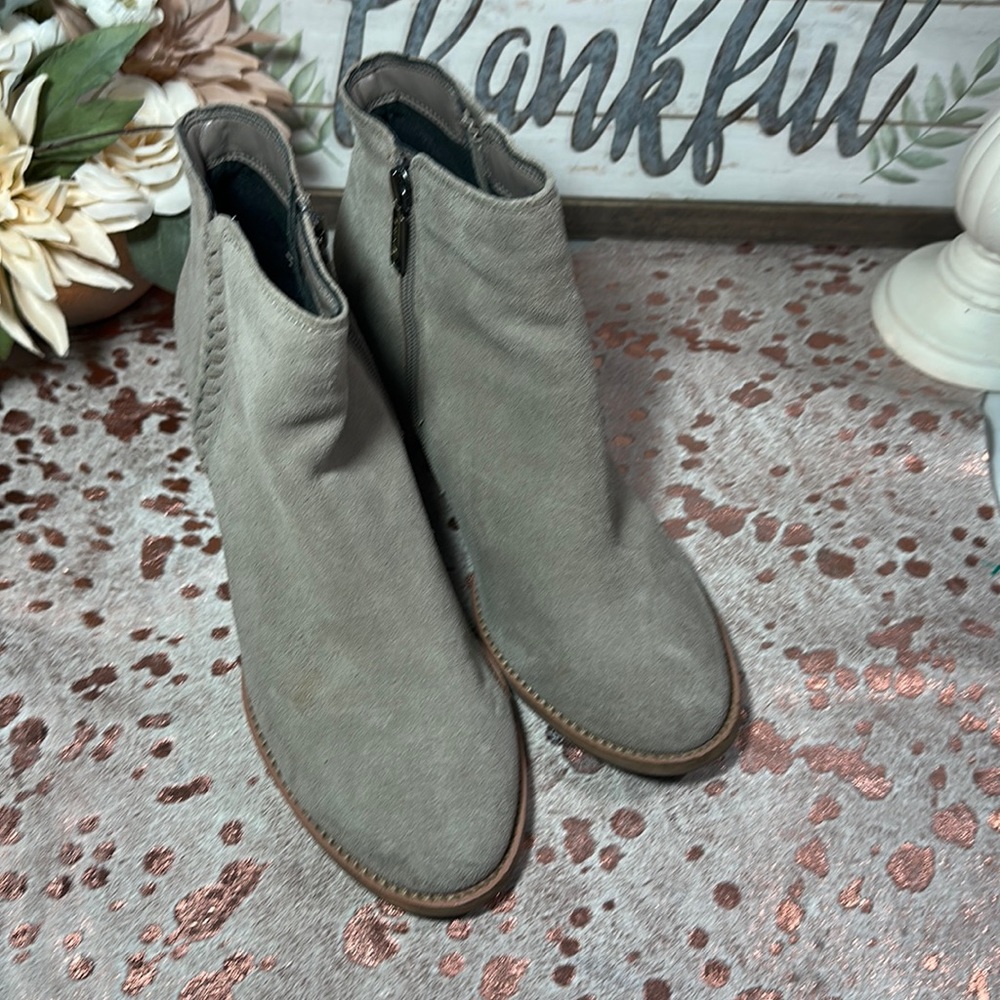 Blonde waterproof leather booties